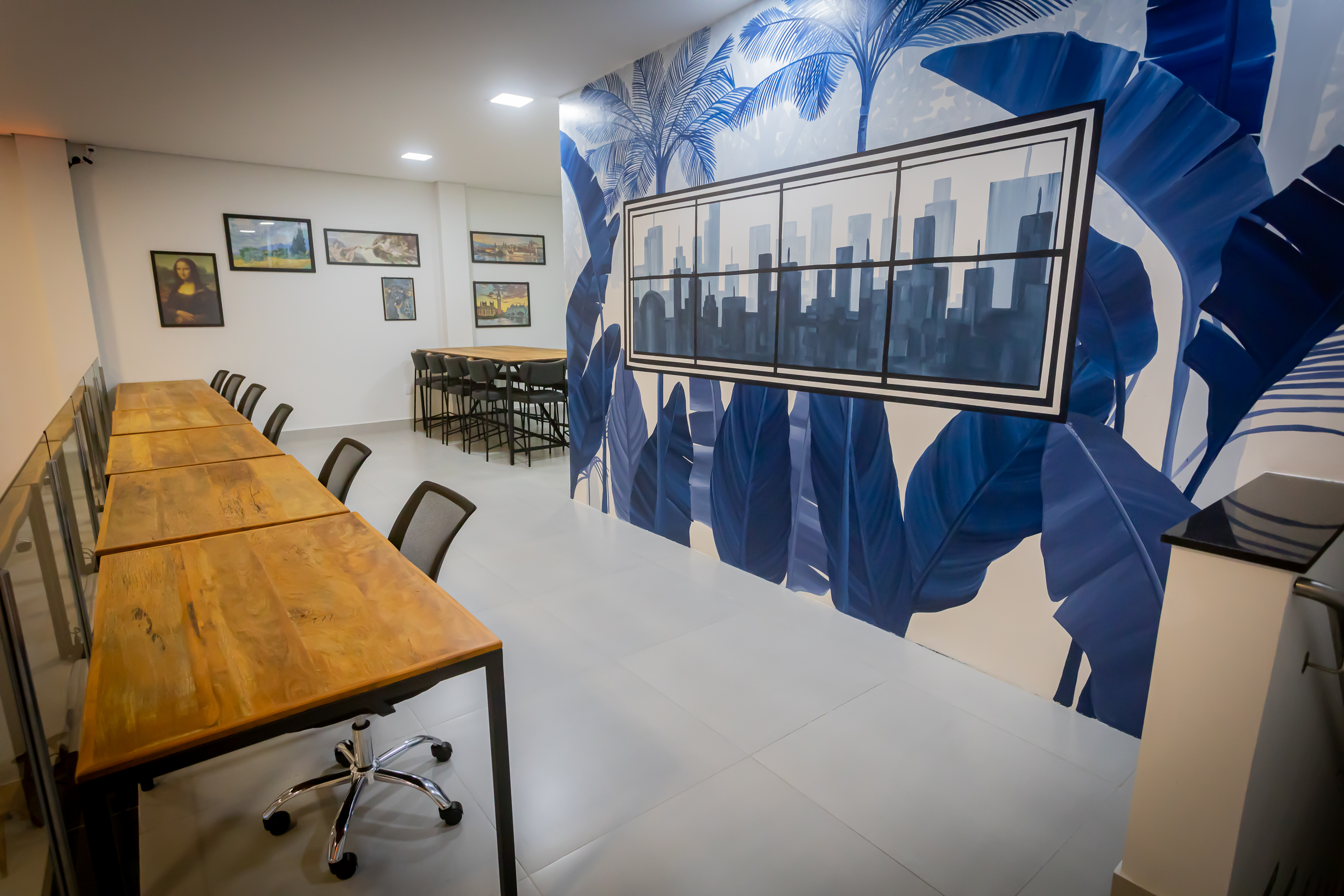 Área de coworking com mural artístico
