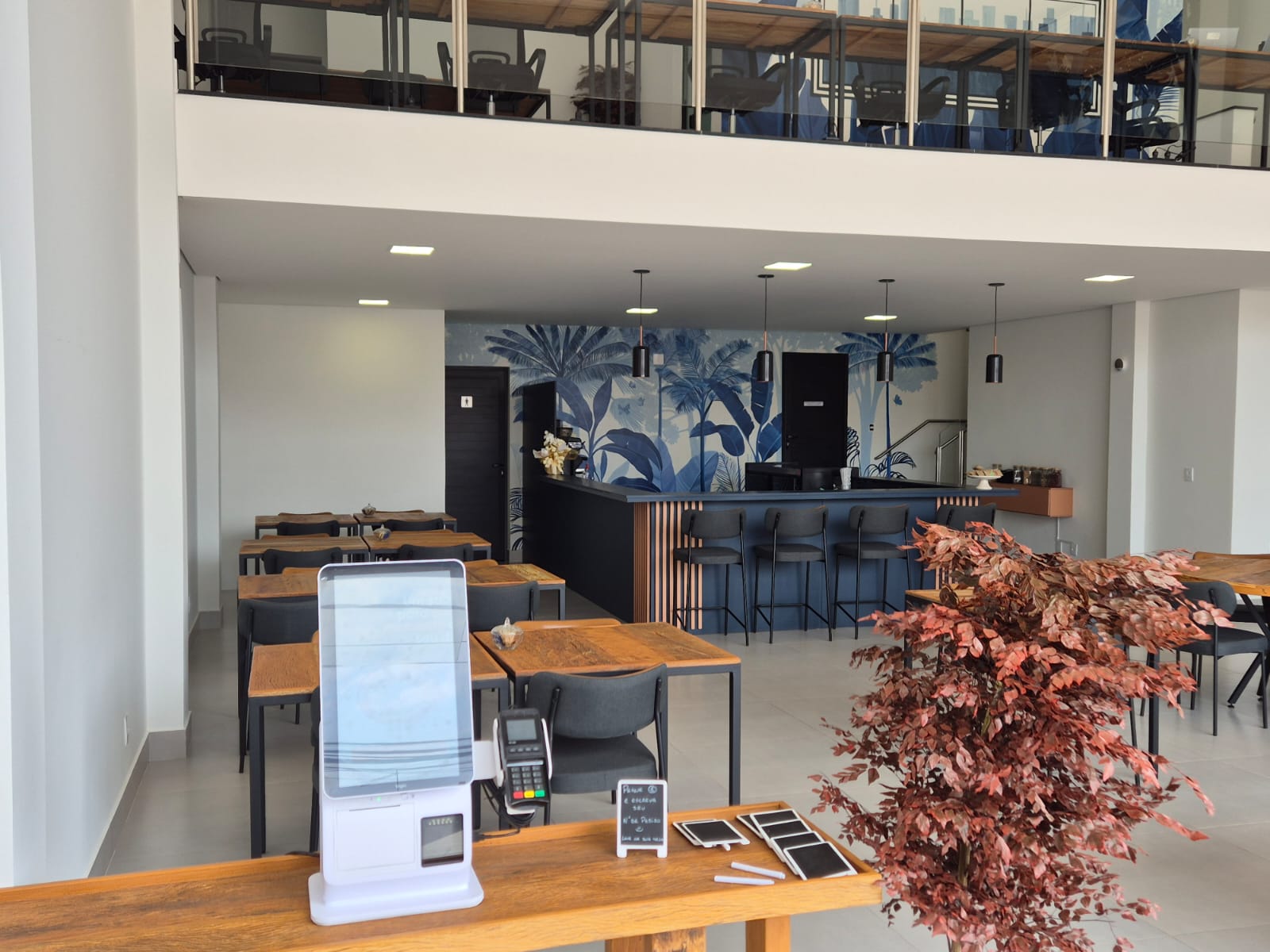Recepção com vista do mezanino e coworking
